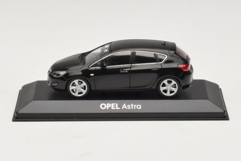 Opel Astra J Čierny Minichamps 1:43 ASTRA006 Kov