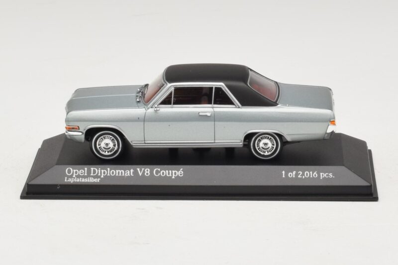 Opel Diplomat A V8 Coupe Strieborný Minichamps 1:43 Opel Diplomat A V8 Coupe Strieborný Minichamps 1:43 400048020 Kov