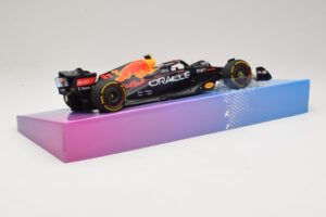 Oracle Red Bull Racing RB18 #11 S. Perez Miami GP 2022 Minichamps 1:18 113220511 Kov – obrázok 3 z 7