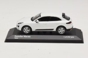 Porsche Macan 95B Biely Minichamps 1:43 410062601 Kov