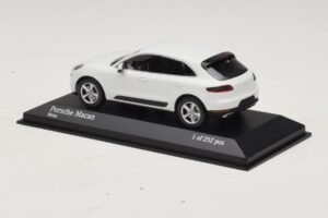 Porsche Macan 95B Biely Minichamps 1:43 410062601 Kov – obrázok 3 z 4