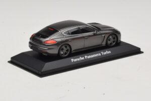 Porsche Panamera 970 Turbo Šedá Metalíza Maxichamps 1:43 940062371 Kov – obrázok 2 z 4