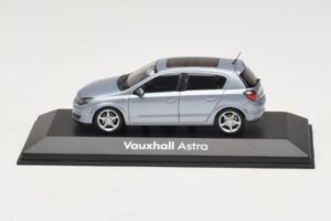 Vauxhall Astra H Sedan Svetlo Modrý Metalický Minichamps 1:43 ASTRA007 Kov