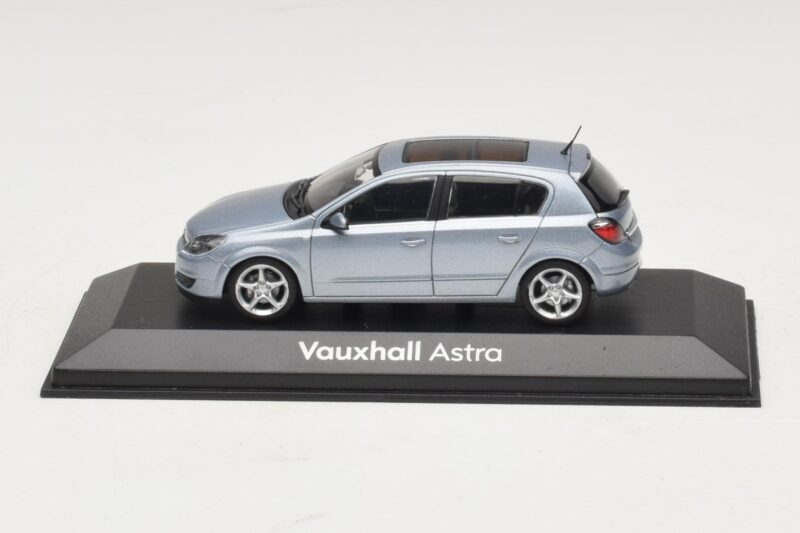 Vauxhall Astra H Sedan Svetlo Modrý Metalický Minichamps 1:43 ASTRA007 Kov