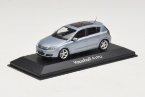 Vauxhall Astra H Sedan Svetlo Modrý Metalický Minichamps 1:43 ASTRA007 Kov – obrázok 2 z 4
