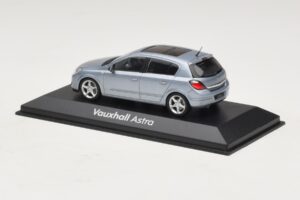 Vauxhall Astra H Sedan Svetlo Modrý Metalický Minichamps 1:43 ASTRA007 Kov – obrázok 3 z 4