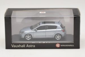 Vauxhall Astra H Sedan Svetlo Modrý Metalický Minichamps 1:43 ASTRA007 Kov – obrázok 4 z 4