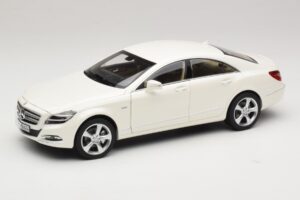 Mercedes CLS C218 kupé Brilliant White Metallic Norev 1:18 183943 Kov
