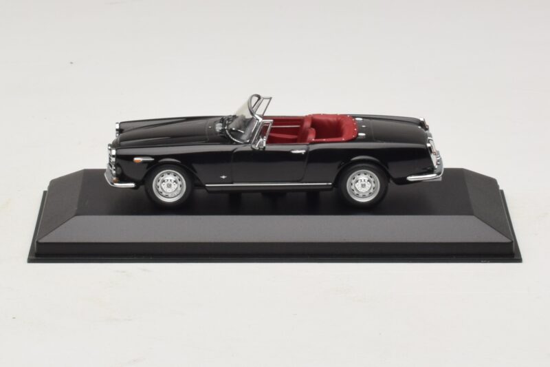 Alfa Romeo Giulia Spider Čierny Minichamps 1:43 Alfa Romeo Giulia Spider Čierny Minichamps 1:43 400120730 Kov