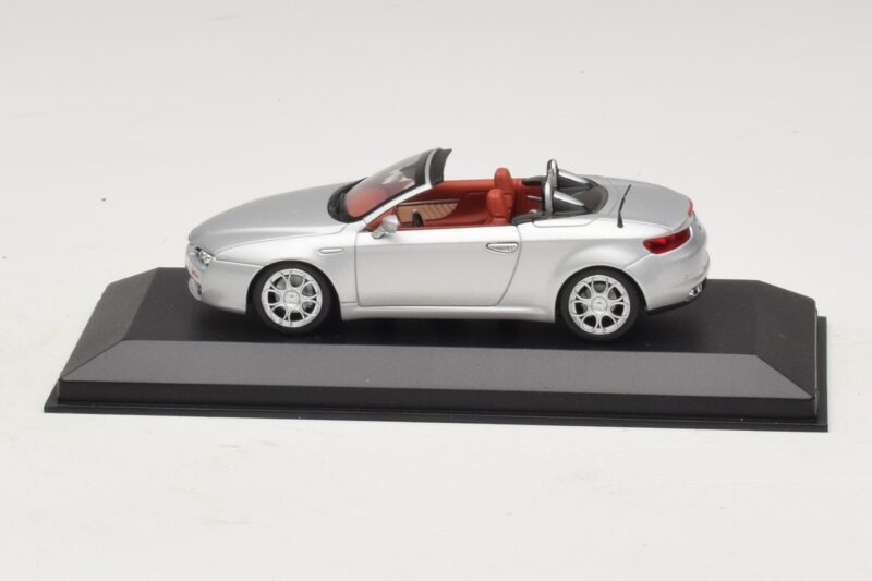 Alfa Romeo Giulia Spider Strieborný Minichamps 1:43 400120731 Kov