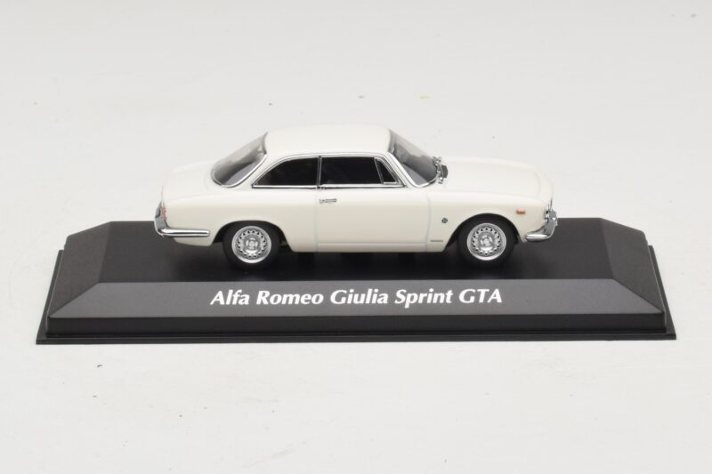 Alfa Romeo Giulia Sprint GTA Biely Maxichamps 1:43 940120441 Kov