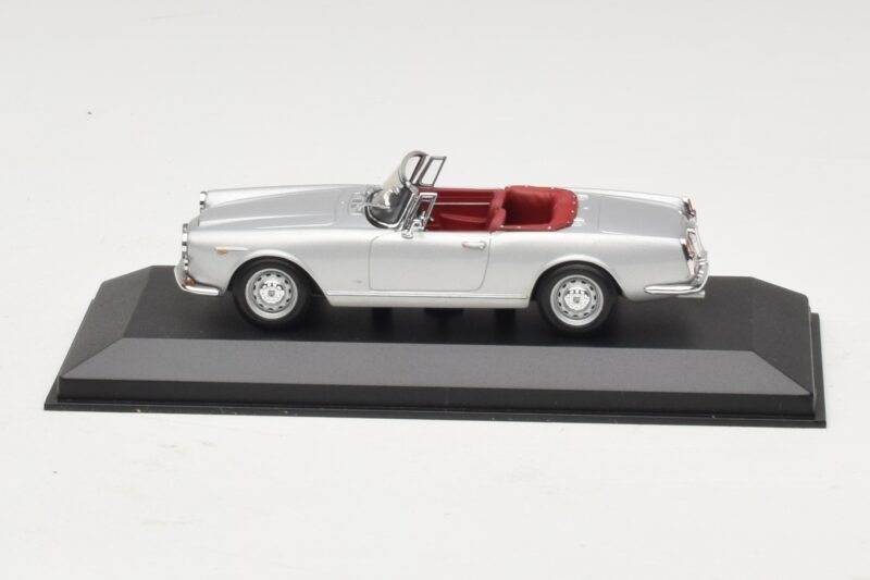 Alfa Romeo Spider 916 3.2 V6 24V Strieborný Minichamps 1:43 Alfa Romeo Spider 916 3.2 V6 24V Strieborný Minichamps 1:43 400120330 Kov