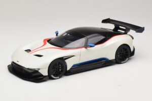 Aston Martin Vulcan Stratus White S Modrými a Červenými Pruhmi AUTOart 1:18 70261 Kompozit