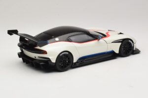 Aston Martin Vulcan Stratus White S Modrými a Červenými Pruhmi AUTOart 1:18 70261 Kompozit – obrázok 3 z 8