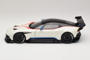 Aston Martin Vulcan Stratus White S Modrými a Červenými Pruhmi AUTOart 1:18 70261 Kompozit – obrázok 4 z 8