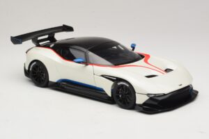 Aston Martin Vulcan Stratus White S Modrými a Červenými Pruhmi AUTOart 1:18 70261 Kompozit – obrázok 6 z 8