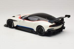 Aston Martin Vulcan Stratus White S Modrými a Červenými Pruhmi AUTOart 1:18 70261 Kompozit – obrázok 7 z 8