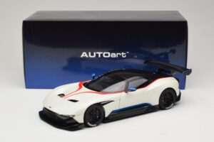 Aston Martin Vulcan Stratus White S Modrými a Červenými Pruhmi AUTOart 1:18 70261 Kompozit – obrázok 8 z 8