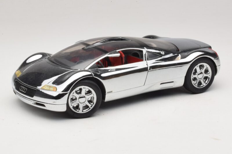 Audi Avus Quattro Chrome Silver Revell 1:18 08830 Kov
