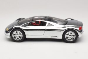 Audi Avus Quattro Chrome Silver Revell 1:18 08830 Kov – obrázok 4 z 8