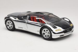 Audi Avus Quattro Chrome Silver Revell 1:18 08830 Kov – obrázok 6 z 8