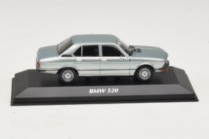 BMW 520 E12 Svetlomodrá Metalíza Maxichamps 1:43 940023002 Diecast