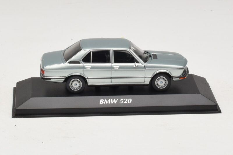 BMW 520 E12 Svetlomodrá Metalíza Maxichamps 1:43 940023002 Diecast