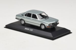BMW 520 E12 Svetlomodrá Metalíza Maxichamps 1:43 940023002 Diecast – obrázok 3 z 5