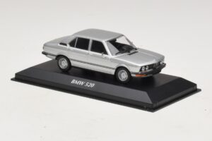 BMW 520 E12 Strieborný Maxichamps 1:43 940023000 Diecast – obrázok 3 z 5