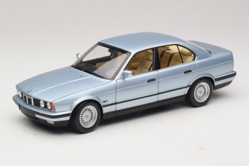 BMW 535i E34 Svetlomodrá Metalíza Minichamps 1:18 100024007 Kov