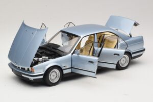 BMW 535i E34 Svetlomodrá Metalíza Minichamps 1:18 100024007 Kov – obrázok 2 z 8