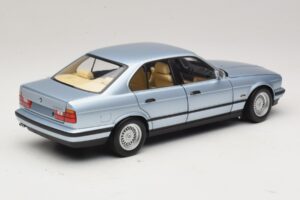 BMW 535i E34 Svetlomodrá Metalíza Minichamps 1:18 100024007 Kov – obrázok 3 z 8