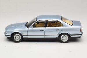 BMW 535i E34 Svetlomodrá Metalíza Minichamps 1:18 100024007 Kov – obrázok 4 z 8