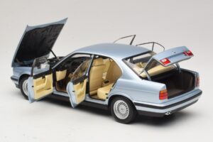 BMW 535i E34 Svetlomodrá Metalíza Minichamps 1:18 100024007 Kov – obrázok 5 z 8