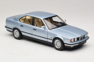 BMW 535i E34 Svetlomodrá Metalíza Minichamps 1:18 100024007 Kov – obrázok 6 z 8