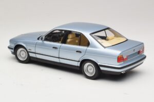 BMW 535i E34 Svetlomodrá Metalíza Minichamps 1:18 100024007 Kov – obrázok 7 z 8