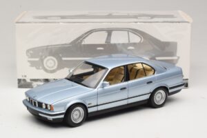 BMW 535i E34 Svetlomodrá Metalíza Minichamps 1:18 100024007 Kov – obrázok 8 z 8