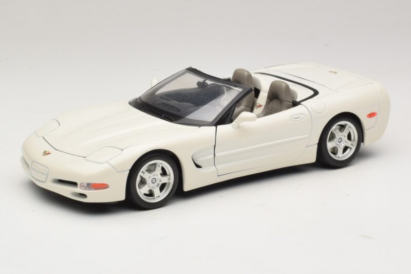 Chevrolet Corvette C5 Kabriolet Biely Bburago 1:18 3076-P1 Kov