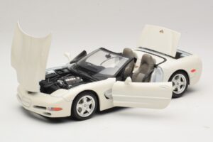 Chevrolet Corvette C5 Kabriolet Biely Bburago 1:18 3076-P1 Kov – obrázok 2 z 8