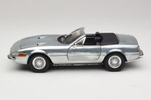 Ferrari 365 GTS Chrome Silver Hot Wheels 1:18 25738 Kov – obrázok 4 z 8