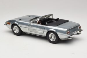 Ferrari 365 GTS Chrome Silver Hot Wheels 1:18 25738 Kov – obrázok 7 z 8