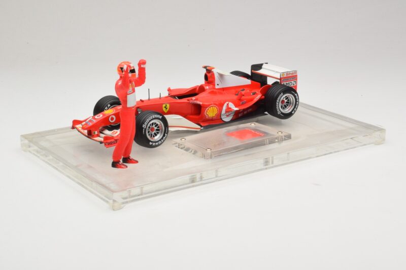 Ferrari F2004 #1 M. Schumacher F1 World Champion 2004 So Závodnou Kombinézou Hot Wheels 1:18 B66221 Kov