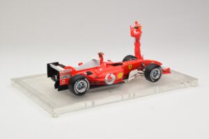 Ferrari F2004 #1 M. Schumacher F1 World Champion 2004 So Závodnou Kombinézou Hot Wheels 1:18 B66221 Kov – obrázok 2 z 6