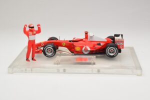 Ferrari F2004 #1 M. Schumacher F1 World Champion 2004 So Závodnou Kombinézou Hot Wheels 1:18 B66221 Kov – obrázok 3 z 6
