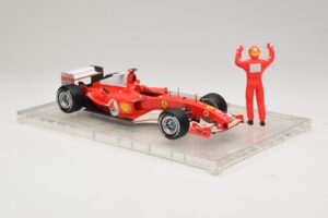 Ferrari F2004 #1 M. Schumacher F1 World Champion 2004 So Závodnou Kombinézou Hot Wheels 1:18 B66221 Kov – obrázok 4 z 6