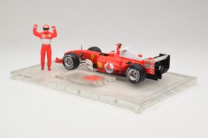 Ferrari F2004 #1 M. Schumacher F1 World Champion 2004 So Závodnou Kombinézou Hot Wheels 1:18 B66221 Kov – obrázok 5 z 6