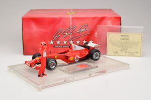 Ferrari F2004 #1 M. Schumacher F1 World Champion 2004 So Závodnou Kombinézou Hot Wheels 1:18 B66221 Kov – obrázok 6 z 6