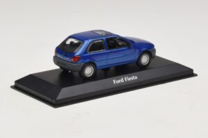 Ford Fiesta Mk4 Modrá Metalíza Maxichamps 1:43 940085061 Diecast – obrázok 2 z 5