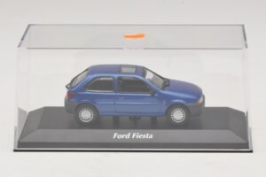 Ford Fiesta Mk4 Modrá Metalíza Maxichamps 1:43 940085061 Diecast – obrázok 4 z 5