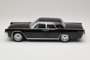 Lincoln Continental Čierny KK-Scale 1:18 KKDC181483 Kov – obrázok 3 z 6